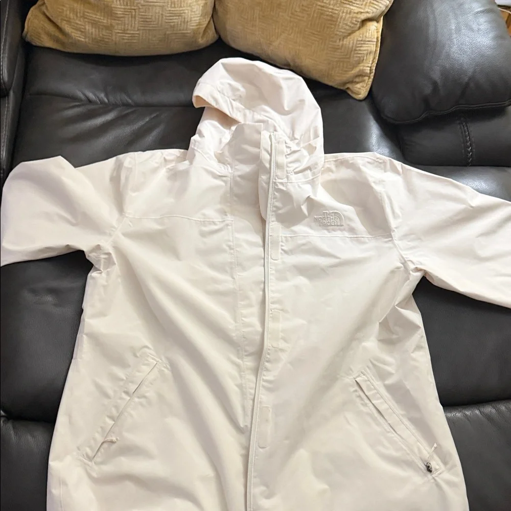The North Face Women's dryvent Jacket in Cream - Picture 2 of 9